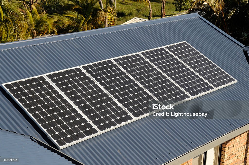 Hilera de paneles solares en el techo de la casa - Foto de stock de Australia libre de derechos