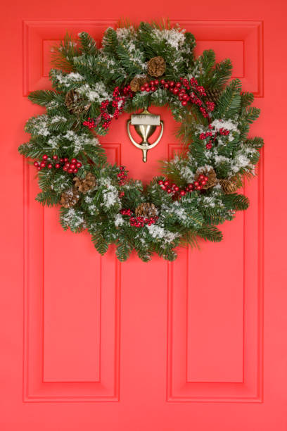 венок на дверь - front door door red red door стоковые фото и изображения