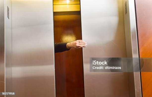 Die Tür Des Aufzugs Stockfoto und mehr Bilder von Fahrstuhl - Fahrstuhl, Tür, Halten