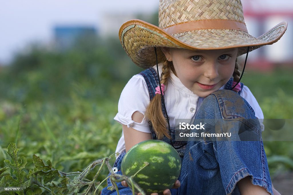 Bambina con piccolo Cocomero - Foto stock royalty-free di Adolescente