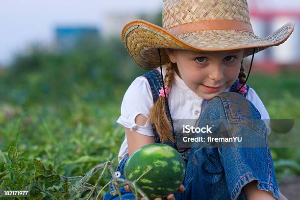 Bambina Con Piccolo Cocomero - Fotografie stock e altre immagini di Adolescente - Adolescente, Agricoltura, Alimentazione sana