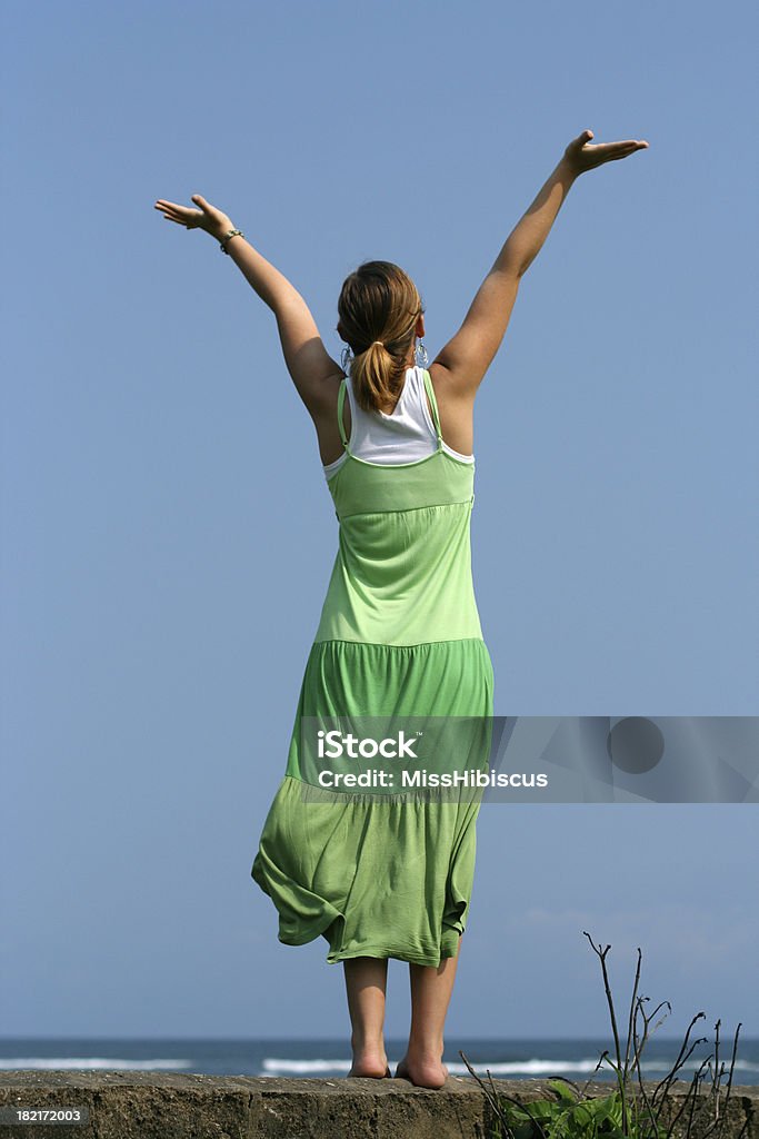 Jovem mulher com os braços levantados - Royalty-free Adolescente Foto de stock