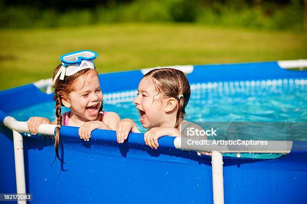 姉妹笑う 2 つのプール - 2人のストックフォトや画像を多数ご用意 - 2人, 2歳から3歳, 6歳から7歳