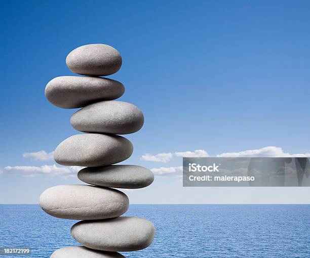 Equilibrado Guijarros Foto de stock y más banco de imágenes de Acuerdo - Acuerdo, Aire libre, Alto - Descripción física