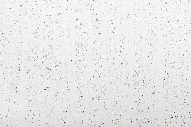 雨のガラスの雨滴 - 水滴 ストックフォトと画像