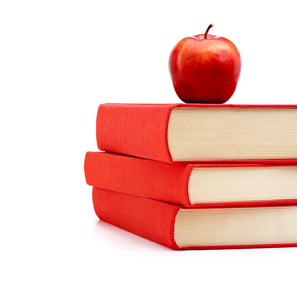 pila de libros con una manzana en el último - book stack dieting textbook fotografías e imágenes de stock