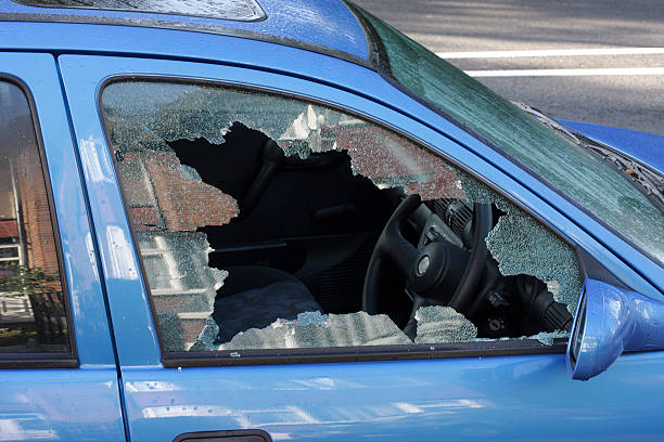 fenster gebrochen von autodieb street scene - einbruch stock-fotos und bilder