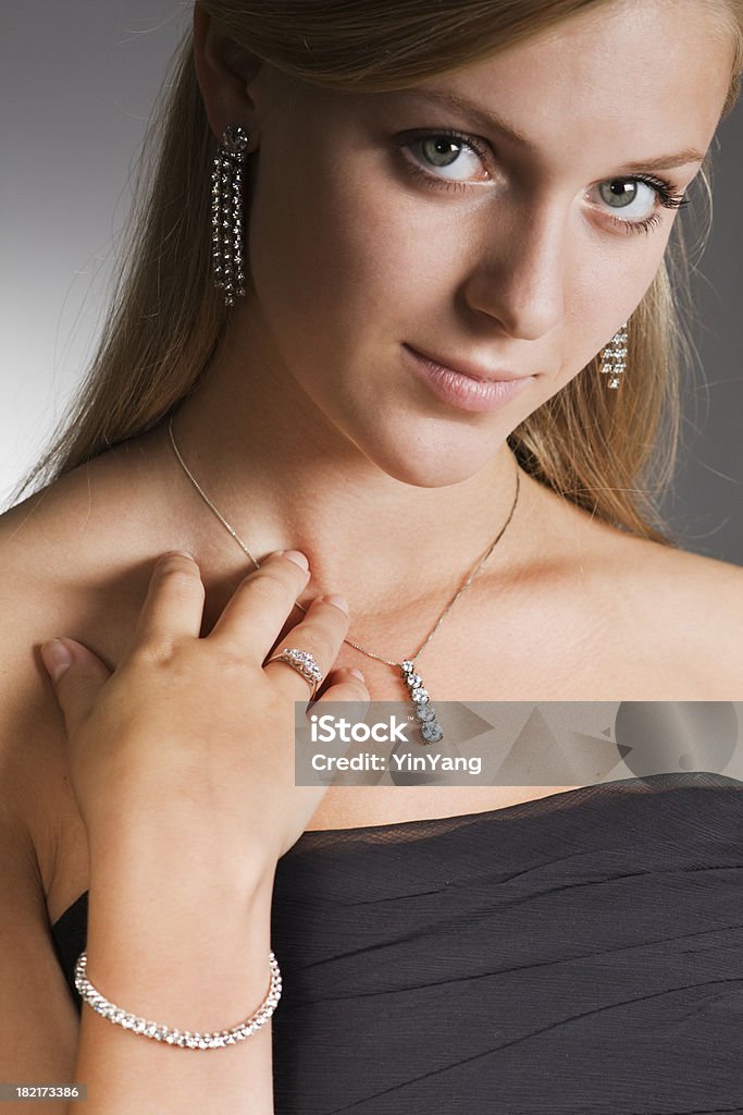 Modelo de moda con joyas de diamante - Foto de stock de Diamante libre de derechos