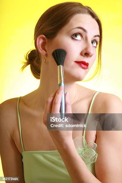 Foto de Aplicação De Maquiagem e mais fotos de stock de Adulto - Adulto, Amarelo, Beleza