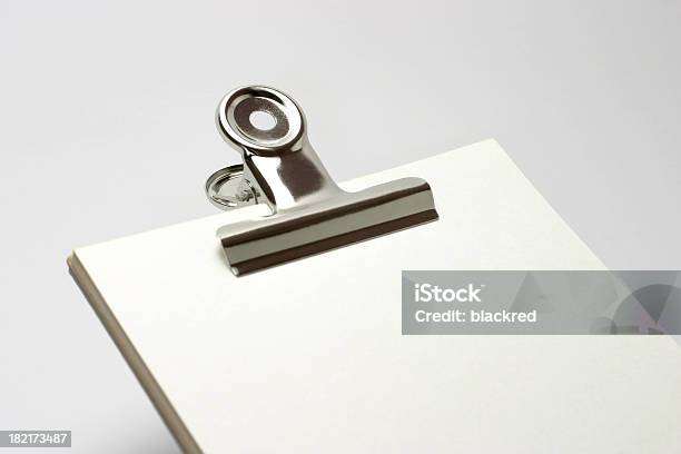 Clip Para Papel - Fotografias de stock e mais imagens de Caderno de notas - Caderno de notas, Carta - Documento, Clipe - Material de Escritório