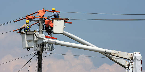 di ripristino alimentazione - maintenance engineer fuel and power generation cherry picker electricity foto e immagini stock