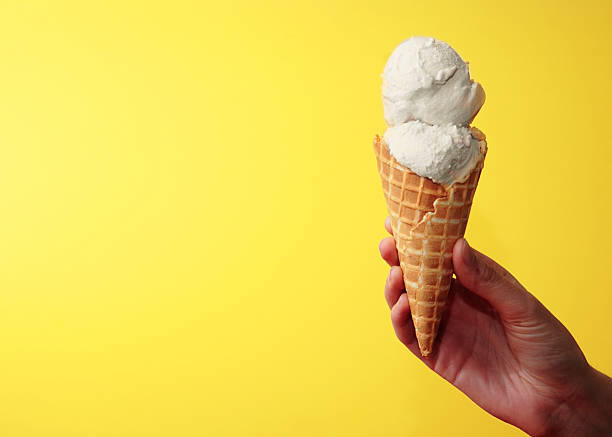 Baunilha Cone de gelado sobre amarelo, com espaço para copiar - fotografia de stock