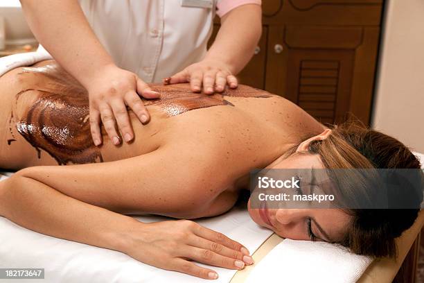 Massagem De Chocolate - Fotografias de stock e mais imagens de Adulto - Adulto, Amimar, Beleza