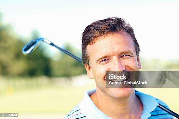 Foto de Golfista Madura Confiante Com Um Sorriso e mais fotos de stock de 40-44 anos - 40-44 anos, 40-49 anos, Adulto