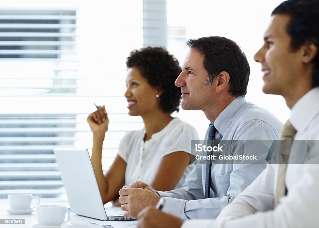 Colegas de trabalho durante uma reunião a sorrir - Royalty-free 20-24 Anos Foto de stock