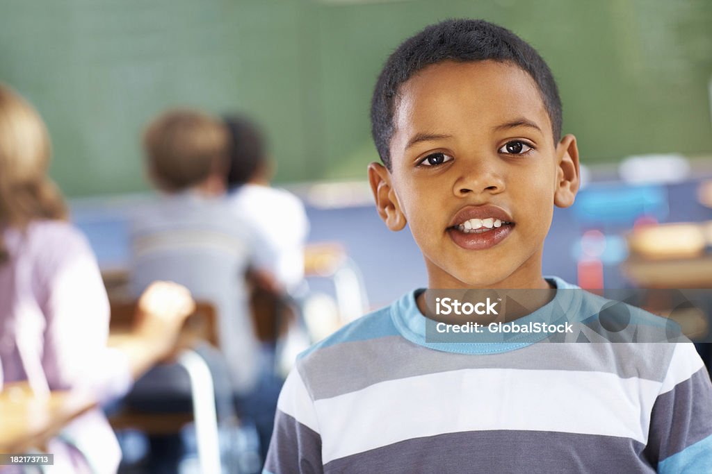 Портрет счастливой школа Мальчик в классе - Стоковые фото Африканская этническая группа роялти-фри