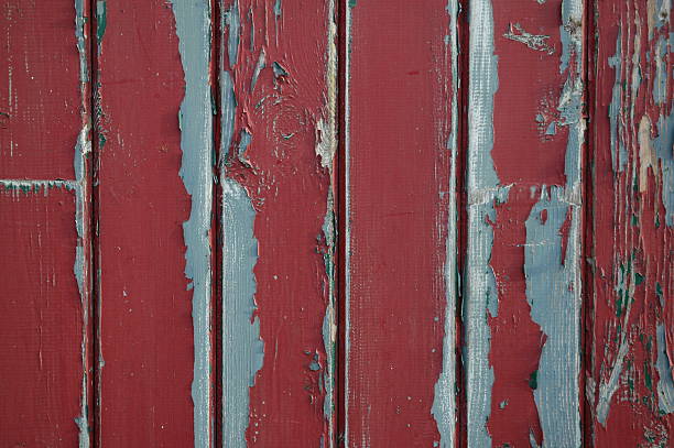 レッドサクサクのドアにペンキを塗る ストックフォト