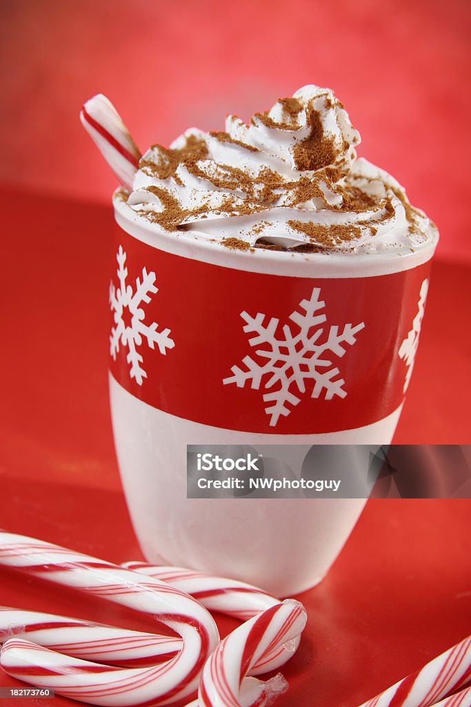Café au lait ou un chocolat chaud à la menthe poivrée - Photo de Crème chantilly libre de droits
