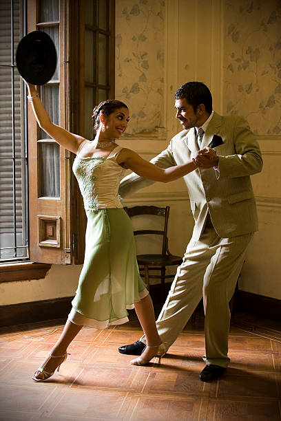 bailarines de tango - couple sensuality embracing macho fotografías e imágenes de stock