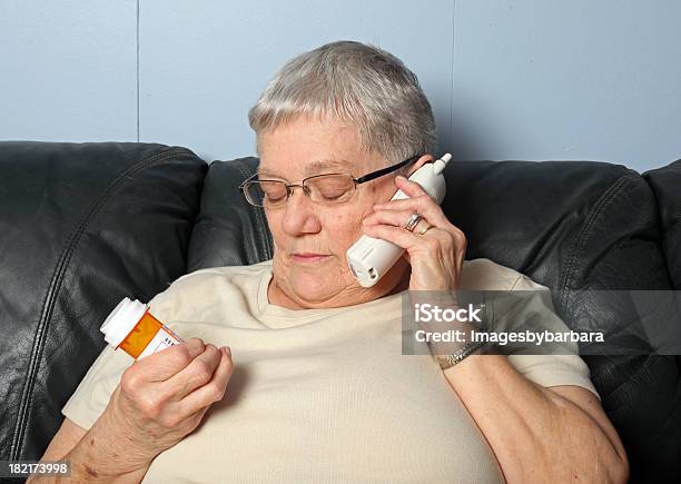 薬にお電話ください - 1人のストックフォトや画像を多数ご用意 - 1人, 65-69歳, 70代