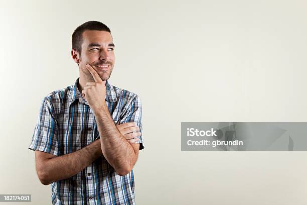 Hombre Sonriente Común Foto de stock y más banco de imágenes de Hombres - Hombres, Fondo con color, Fondo blanco