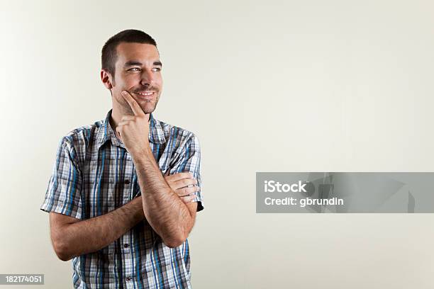 Homem Sorridente Comuns - Fotografias de stock e mais imagens de Homens - Homens, Fundo Colorido, Fundo Branco