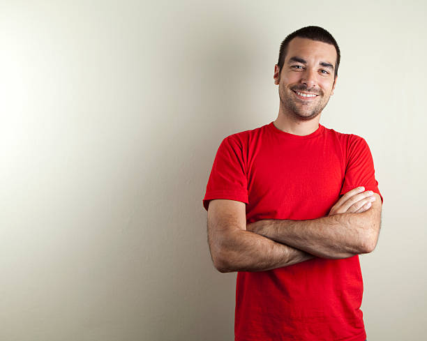 uomo sorridente comuni - t shirt men red portrait foto e immagini stock
