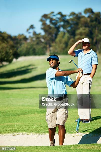 Foto de Jovem Macho Golfista Durante O Torneio De Golfe e mais fotos de stock de Golfe - Golfe, Homens, Brincar