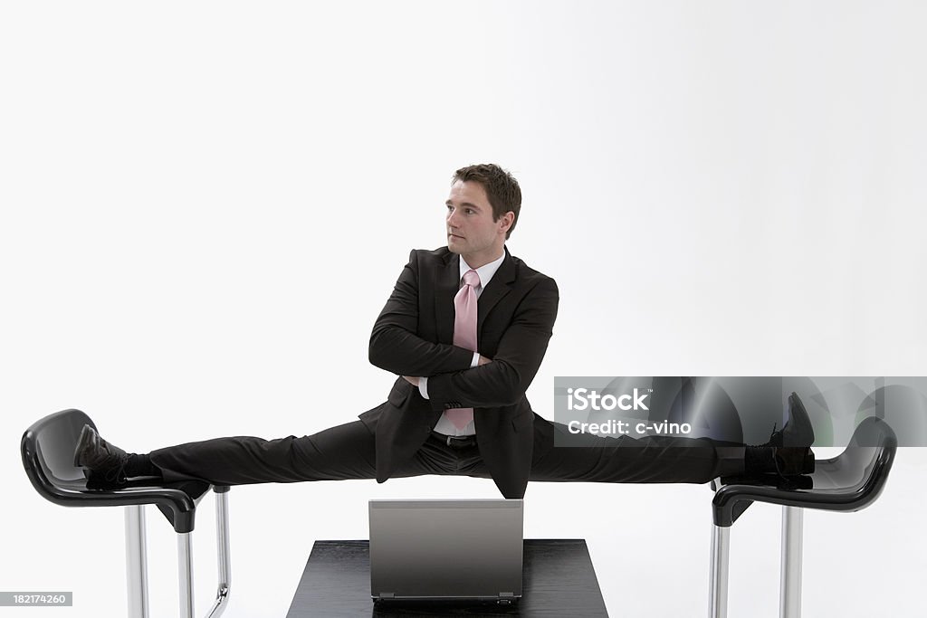 Manager, gefangen zwischen zwei Stühlen - Lizenzfrei Weißer Hintergrund Stock-Foto