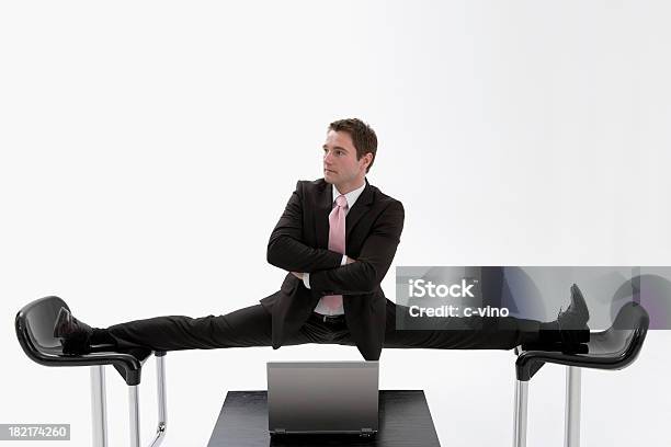 Manager Gefangen Zwischen Zwei Stühlen Stockfoto und mehr Bilder von Weißer Hintergrund - Weißer Hintergrund, Beweglichkeit, Bürostuhl