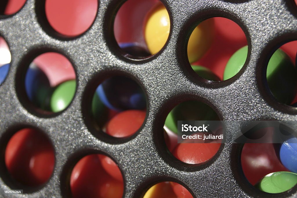 Un blocco di marmo colorato di sfondo griglia interna - Foto stock royalty-free di Biglie