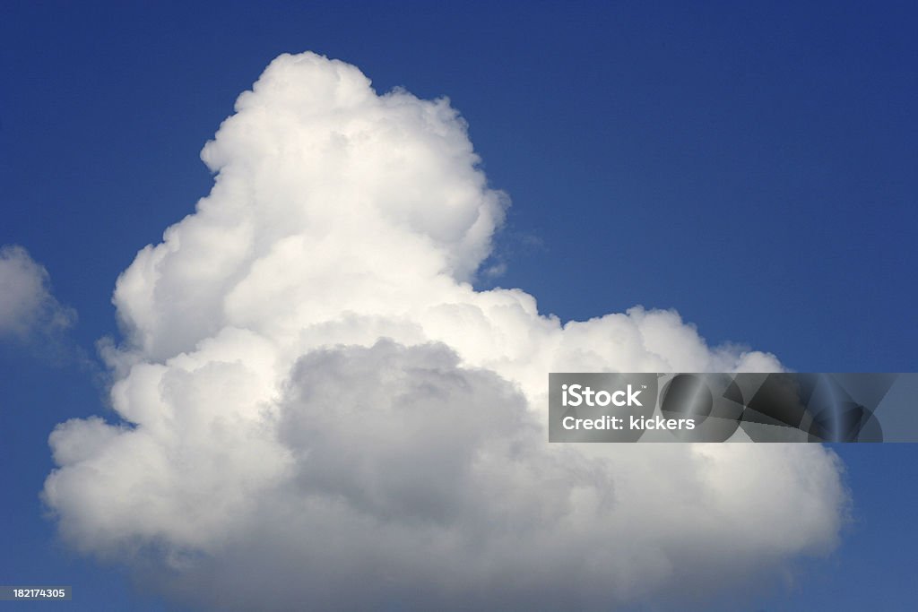 Летнее небо с облаками puffy - Стоковые фото Без людей роялти-фри