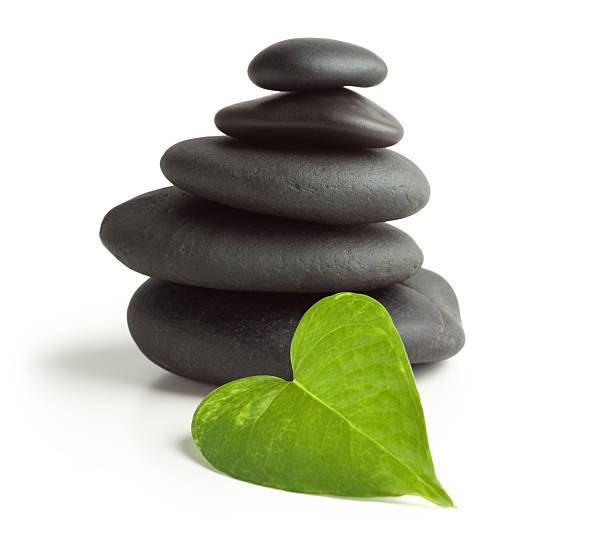 masaje de piedras equilibrado y corazón - massaging spa treatment health spa lastone therapy fotografías e imágenes de stock