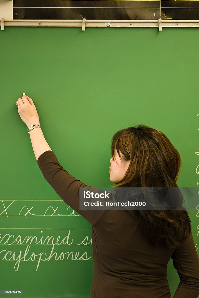 Professeur écrit sur le tableau - Photo de Adulte libre de droits