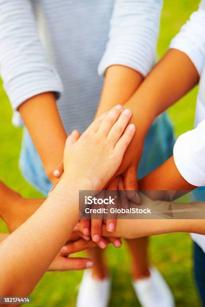 Foto de Crianças Empilhamento De Suas Mãos Juntas e mais fotos de stock de Mão humana - Mão humana, Criança de Escola, Trabalho de Equipe