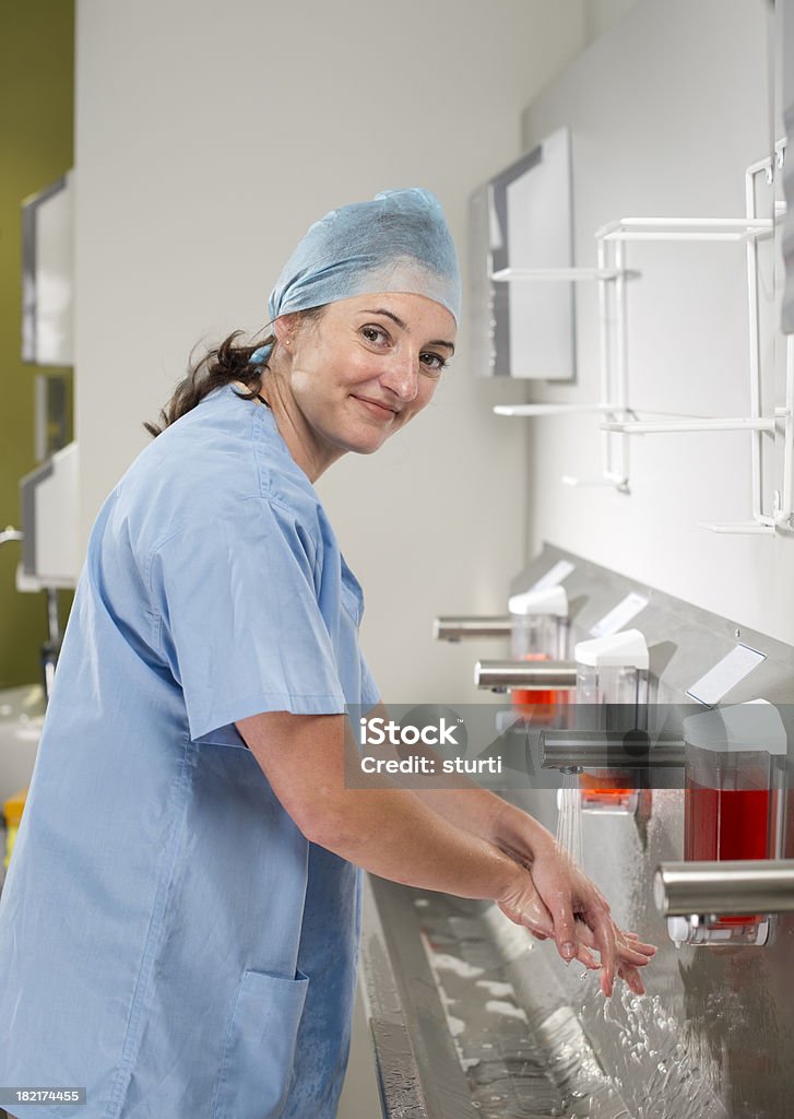 Enfermera lavado pre-operatorio - Foto de stock de Doctor libre de derechos