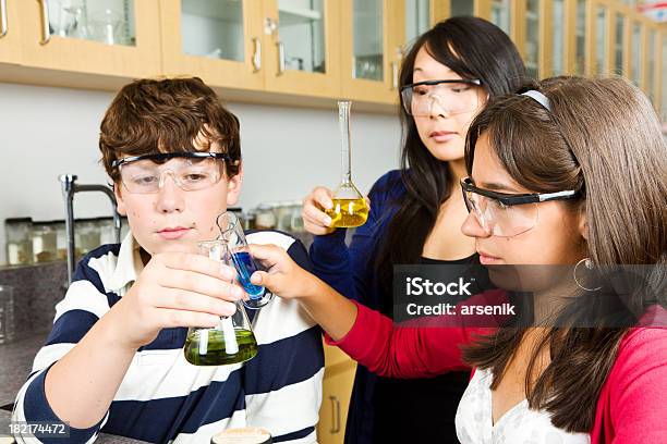 Foto de Jovem Cientista e mais fotos de stock de Adolescente - Adolescente, Adolescentes Meninas, Aluna da escola secundária