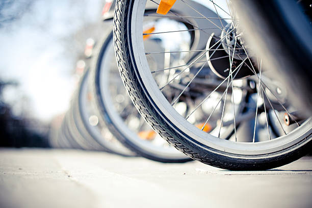 vélos à la location - parking vélo photos et images de collection