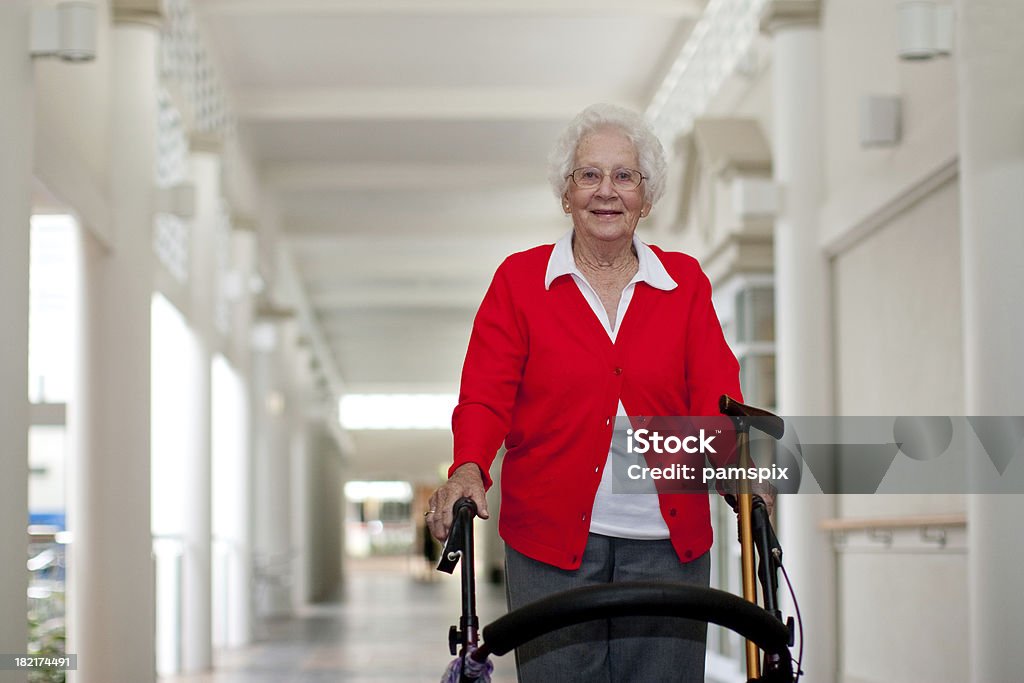 Active Senior mujer en el interior - Foto de stock de Andar libre de derechos