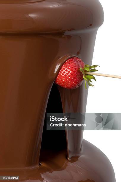 Strawberry Chapado En Una Fuente De Chocolate Foto de stock y más banco de imágenes de Fondue de chocolate - Fondue de chocolate, Fondue, Chocolate