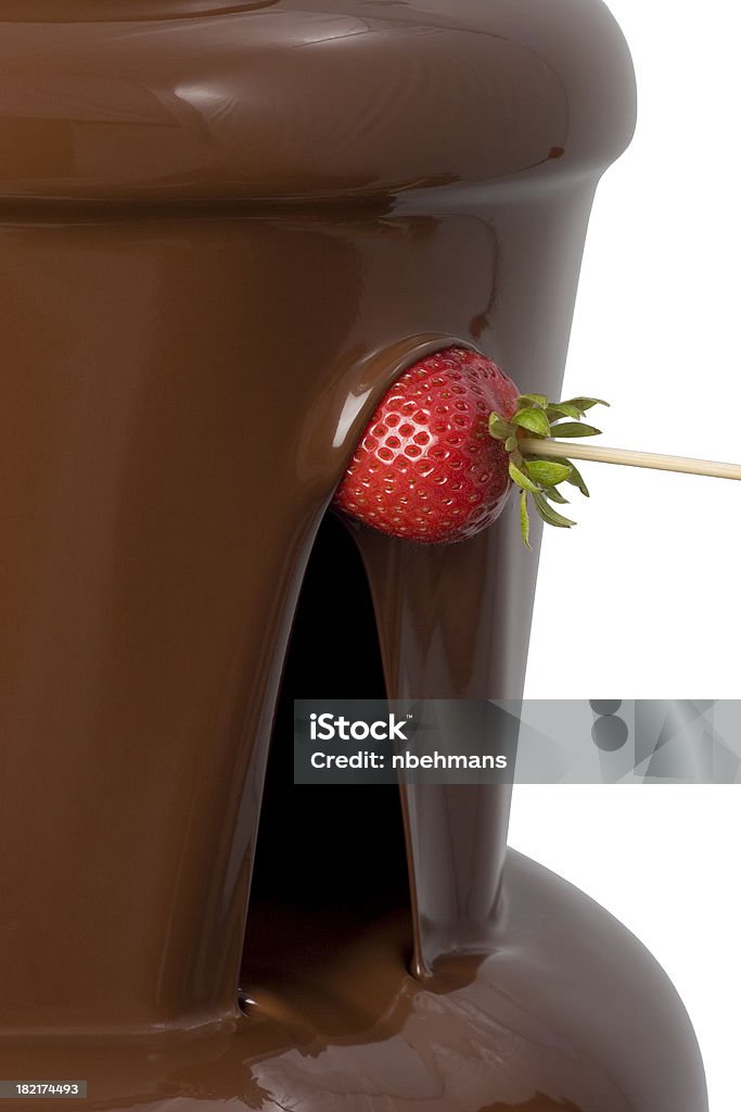 Fragole immerse in una fontana di cioccolato - Foto stock royalty-free di Fonduta al cioccolato