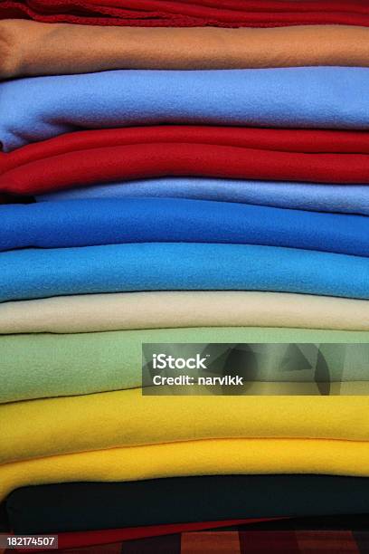 Colorido Cobertores E Mantas De Matérias Têxteis - Fotografias de stock e mais imagens de Cobertor - Cobertor, Velo - Têxtil, Pilha - Arranjo