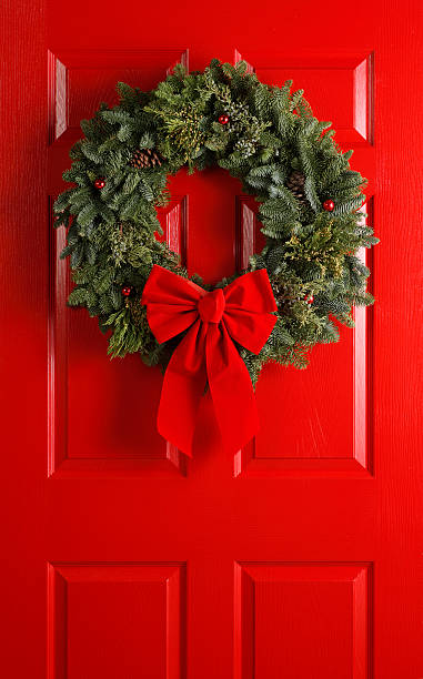 크리스마스 오스테르타그는 레드 도어 - wreath christmas bow holiday 뉴스 사진 이미지