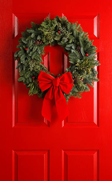 coroa de natal na porta vermelha - wreath christmas bow holiday imagens e fotografias de stock