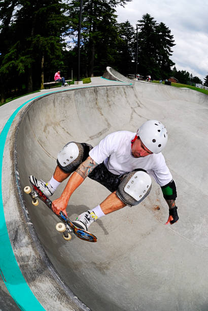 スケートボーダー-frontside air - skateboard park skateboarding practicing stunt ストックフォトと画像