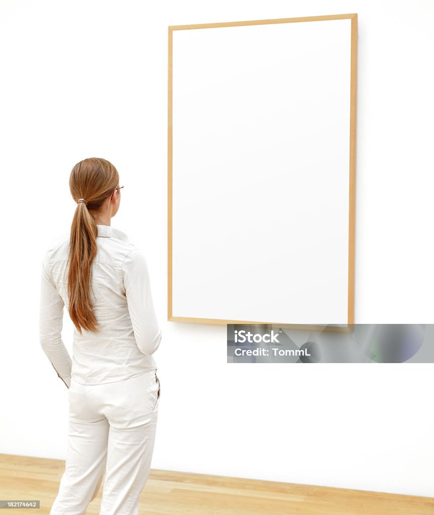 Mujer en un museo (clipping path (Borde de corte - Foto de stock de Museo de arte libre de derechos