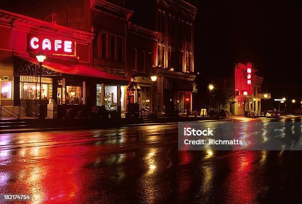 Città Vecchia In Colorado - Fotografie stock e altre immagini di Notte - Notte, Via, Bar