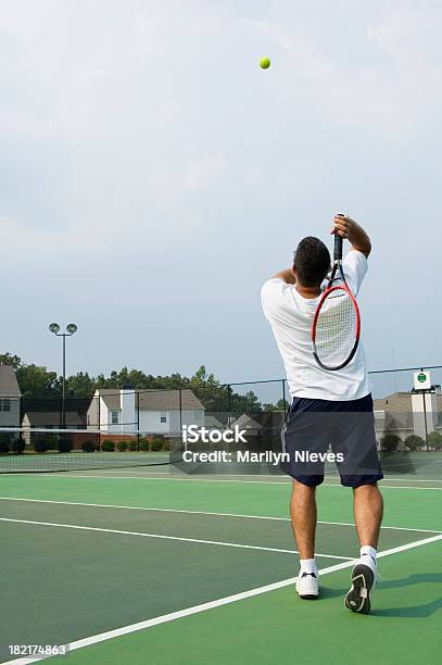 Jogar Ténis De Singles - Fotografias de stock e mais imagens de Servir - Desporto - Servir - Desporto, Ténis - Desporto com Raqueta, Adulto