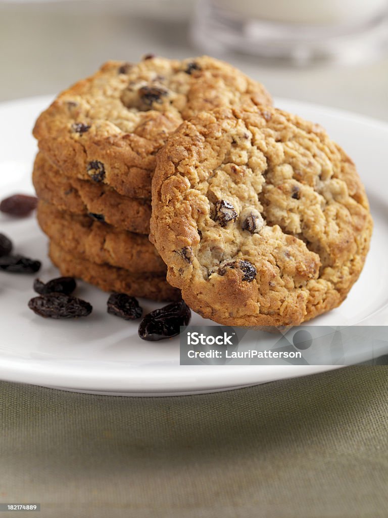 Biscotti di farina d'avena con uva passa - Foto stock royalty-free di Biscotto secco