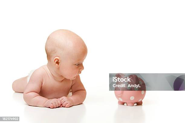 Słodkie Dziecko Patrząc Na Świnka Skarbonka - zdjęcia stockowe i więcej obrazów Niemowlę - Niemowlę, Białe tło, Moneta